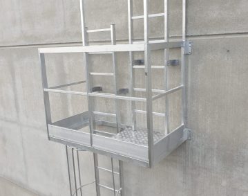 Scala con gabbia con piattaforma intermedia di riposo e piattaforma di sbarco