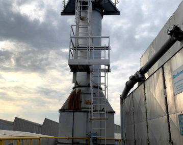 Scala alla marinara con Gabbia per accesso e ispezione camino industriale