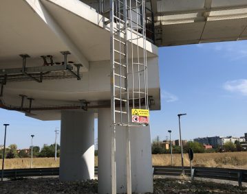 scala con gabbia di protezione per accesso a piano, dotata di staffe standard