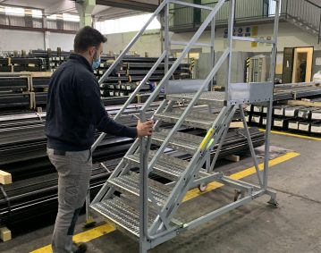 Scala speciale in ferro con sistema di movimentazione a leva