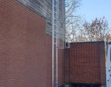 Scala con gabbia con staffe di fissaggio a parete standard