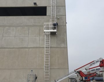 Scala con gabbia con piattaforma intermedia di riposo e piattaforma di sbarco