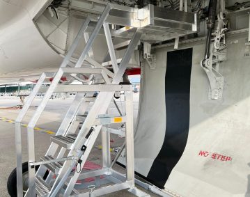 Scala regolabile in altezza per manutenzione vano carrello aeromobile