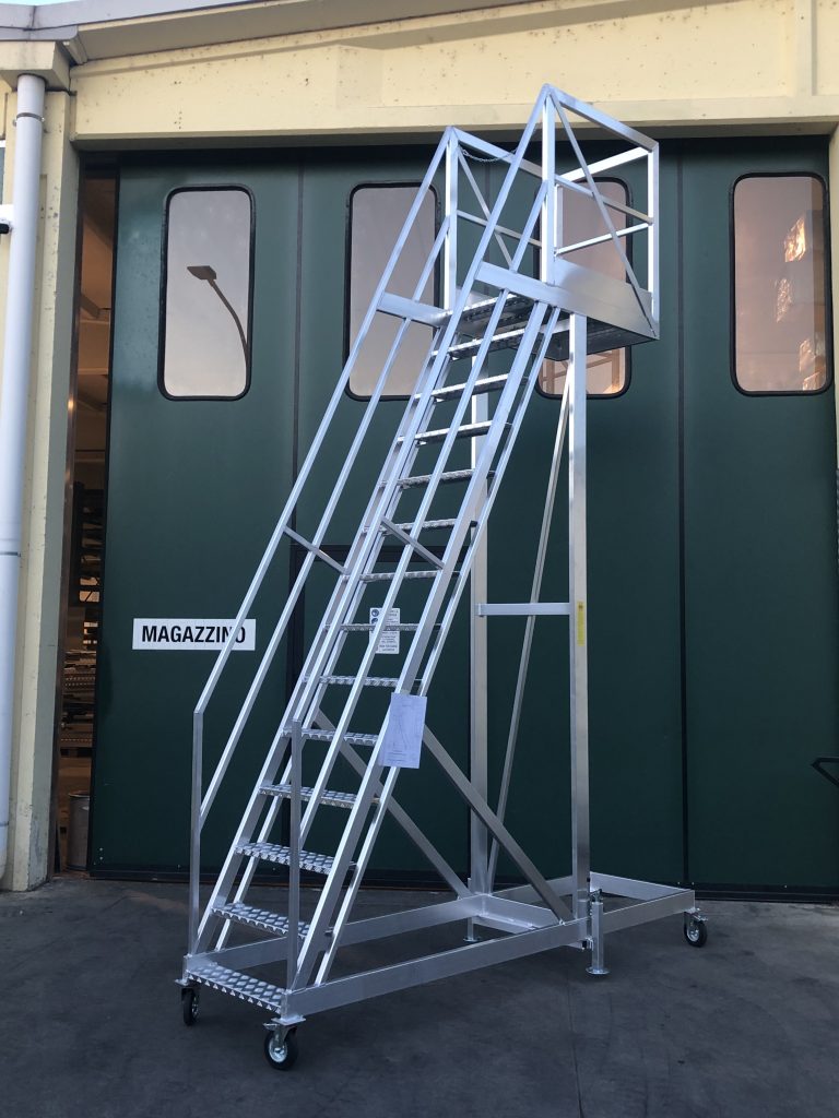 Scala speciale con piano a sbalzo, stabilizzatori e ruote - Platform Ladders
