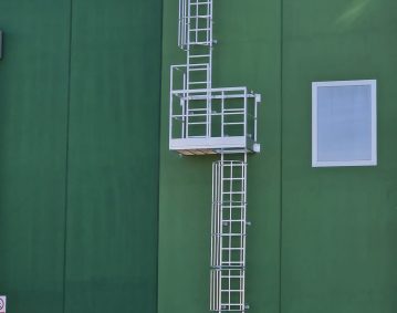 GABBIA CON PIATTAFORMA INTERMEDIA Aluminum roof access ladders