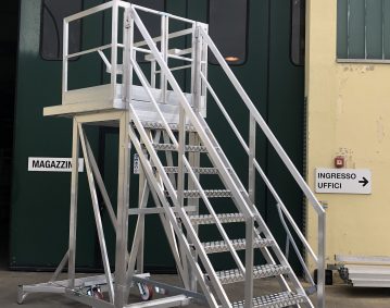 Scala speciale con piano a sbalzo, sistema di movimentazione a leva - platform ladder